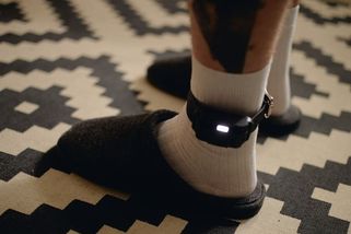 Platíme miliony za vězně, kteří by mohli být hlídáni náramkem. Stát selhává v efektivitě